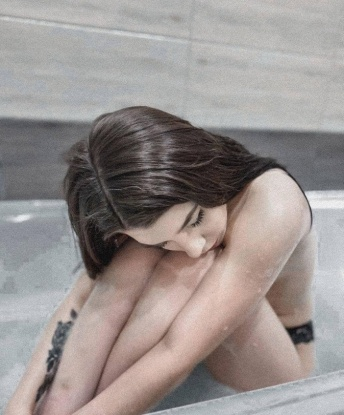 Мое нежное и чувственное прикосновение принесет тебе настоящее блаженство. Я знаю, как доставить удовольствие своим незабываемым массажем и интимными услугами. Позволь мне позаботиться о твоих желаниях и фантазиях. Я могу быть твоей игривой девочкой или страстной любовницей - выбор за тобой. Мои клиенты всегда остаются довольными и возвращаются ко мне снова и снова. Посмотри на мои фото, чтобы увидеть мою изящную фигуру и восхитительное лицо. Жду тебя в Москве, чтобы сделать твои самые сокровенные мечты реальностью. 💋🌹🔥 Инна